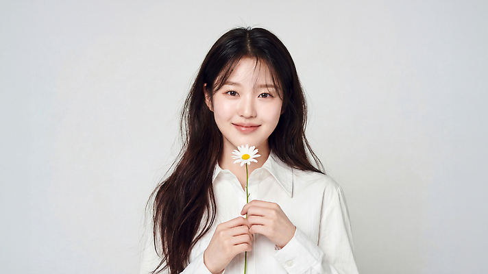 JPG 편집이미지 여자 꽃 여유 포즈 셔츠 미소 웃음 일상 양손 뷰티풀 의료성형뷰티 편집실사 AI인물포토 AI콘텐츠 식물 손 감정 상의 표정 사람 라이프 CG 파일형식 AI포토 옷 생활 신체부위