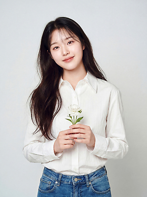 JPG 편집이미지 손 여자 꽃 셔츠 미소 앞모습 청바지 뷰티풀 의료성형뷰티 편집실사 AI인물포토 AI콘텐츠 식물 뷰포인트 상의 바지 표정 사람 신체부위 CG 파일형식 AI포토 옷 하의