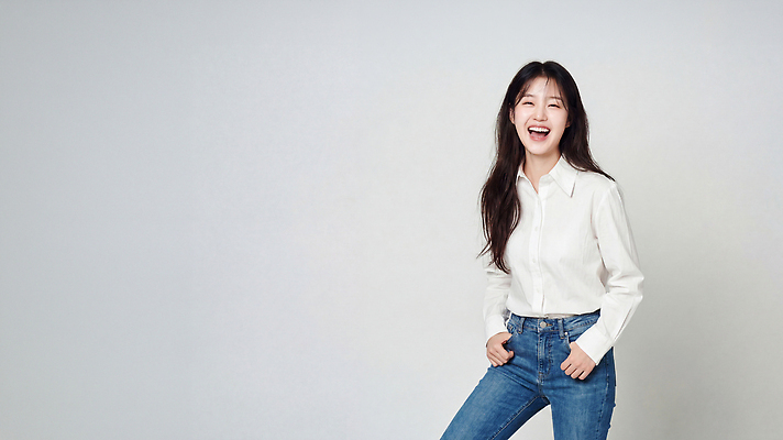 JPG 모델 편집이미지 여자 패션 포즈 표정 미소 웃음 사람 청바지 의료성형뷰티 스타일 편집실사 AI인물포토 AI콘텐츠 바지 CG 파일형식 AI포토 하의 옷