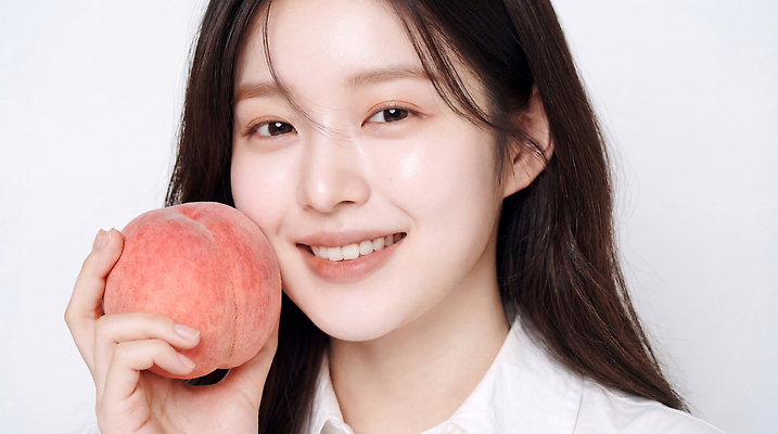 JPG 편집이미지 손 여자 행복 얼굴 포즈 과일 밝음 미소 복숭아 의료성형뷰티 편집실사 AI인물포토 AI콘텐츠 감정 표정 사람 신체부위 CG 파일형식 AI포토