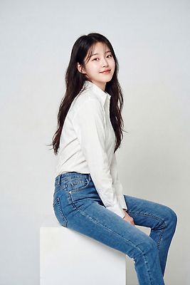 JPG 모델 편집이미지 옷 여자 패션 포즈 미소 앉기 청바지 의료성형뷰티 스타일 편집실사 AI인물포토 AI콘텐츠 바지 모션 표정 사람 CG 파일형식 AI포토 하의