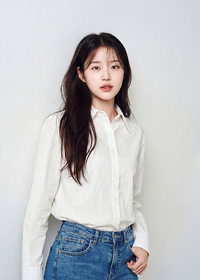 JPG 편집이미지 긴머리 여자 패션 포즈 실내 표정 청바지 의료성형뷰티 스타일 편집실사 AI인물포토 AI콘텐츠 헤어스타일 바지 사람 내부 CG 파일형식 AI포토 하의 옷
