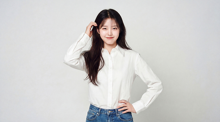 JPG 편집이미지 긴머리 손 여자 패션 포즈 미소 사람 일상 청바지 의료성형뷰티 편집실사 AI인물포토 AI콘텐츠 헤어스타일 바지 표정 라이프 신체부위 CG 파일형식 AI포토 하의 생활 옷
