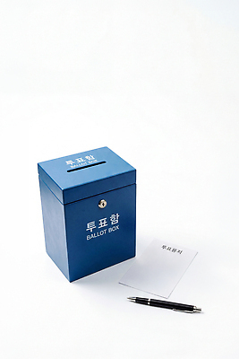 JPG 편집이미지 파란색 사무실 펜 투표 선거 민주주의 준비 투표용지 투표함 의견 시민 용지 편집실사 AI포토 AI콘텐츠 종이 컬러 비즈니스 필기구 CG 국민 파일형식 문구용품 오브젝트