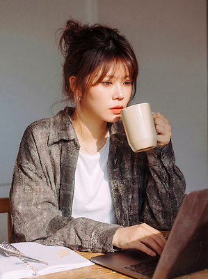 JPG 편집이미지 옷 여자 여유 커피 의자 탁자 일상 노트북 방 작업 집중 일과 카페인 의료성형뷰티 편집실사 AI인물포토 AI콘텐츠 감정 음료 가구 컨셉 사람 라이프 전자제품 CG 파일형식 AI포토 생활용품 생활 오브젝트