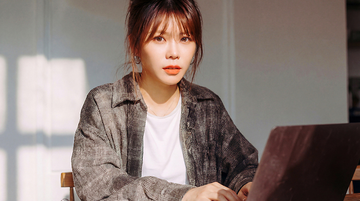 JPG 편집이미지 여자 여유 앉기 노트북 컴퓨터 사무실 햇빛 환경 방 작업 집중 의료성형뷰티 편집실사 AI인물포토 AI콘텐츠 감정 컨셉 비즈니스 모션 사람 전자제품 빛 CG 파일형식 AI포토