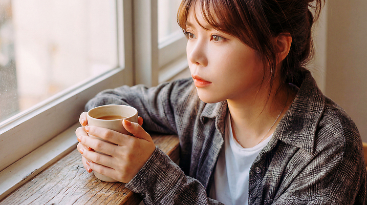 JPG 편집이미지 손 응시 여자 여유 커피 생각 실내 따뜻함 분위기 창가 조용 의료성형뷰티 편집실사 AI인물포토 AI콘텐츠 시선 감정 음료 컨셉 창문 사람 내부 신체부위 CG 파일형식 AI포토