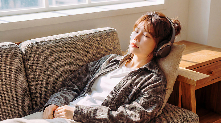 JPG 편집이미지 여자 여유 음악 휴식 일상 생활 소파 헤드폰 방 편안함 일과 의료성형뷰티 안락 편집실사 AI인물포토 AI콘텐츠 감정 음향기기 컨셉 의자 문화예술 사람 라이프 감각 CG 파일형식 AI포토 가구 전자제품 생활용품 오브젝트