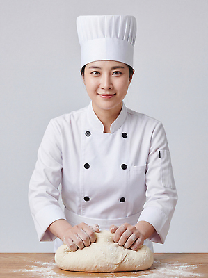JPG 편집이미지 손 여자 음식 유니폼 탁자 요리 제과 주방 요리사 작업 밀기 반죽 밀가루 제빵 전문 제빵사 의료성형뷰티 편집실사 AI인물포토 AI콘텐츠 직업 옷 가구 모션 사람 신체부위 제과제빵 가루 CG 파일형식 AI포토 생활용품 오브젝트
