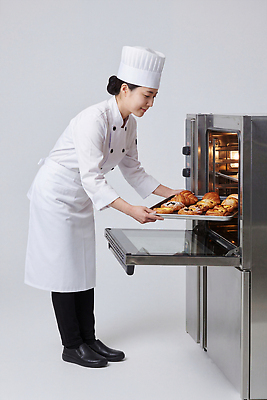 JPG 편집이미지 모자 여자 음식 빵 쟁반 요리 제과 주방 요리사 식사 오븐 조리복 반죽 제빵 꺼내기 제빵사 의료성형뷰티 편집실사 AI인물포토 AI콘텐츠 직업 잡화 유니폼 모션 사람 제과제빵 가전제품 CG 파일형식 AI포토 옷