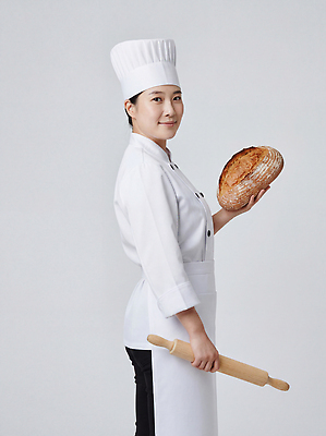 JPG 편집이미지 여자 음식 빵 포즈 유니폼 요리 요리사 제빵 밀대 제빵사 의료성형뷰티 편집실사 AI인물포토 AI콘텐츠 직업 옷 주방용품 사람 제과제빵 CG 파일형식 AI포토 생활용품 오브젝트