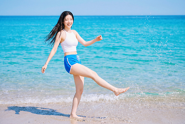 JPG 편집이미지 여자 모래 바다 물놀이 물장구 하늘 휴가 웃음 성인 해변 일상 여름 파란색 즐거움 해수욕 의료성형뷰티 편집실사 AI인물포토 AI콘텐츠 계절 감정 컬러 놀이 표정 사람 라이프 CG 파일형식 AI포토 생활