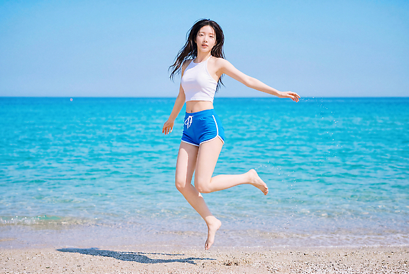 JPG 편집이미지 여자 모래 바다 하늘 성인 해변 물 여름 파란색 점프 즐거움 놀기 의료성형뷰티 편집실사 AI인물포토 AI콘텐츠 자연요소 계절 감정 컬러 모션 사람 CG 파일형식 AI포토
