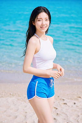 JPG 편집이미지 여자 모래 파도 바다 여행 물놀이 휴가 미소 성인 해변 여름 파란색 햇빛 해수욕 의료성형뷰티 편집실사 AI인물포토 AI콘텐츠 계절 컬러 놀이 표정 사람 빛 CG 파일형식 AI포토