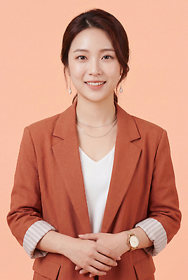 JPG 편집이미지 옷 여자 시계 포즈 웃음 정장 성인 팔짱 귀걸이 촬영 비즈니스우먼 이미지 의료성형뷰티 스타일 코랄 편집실사 AI인물포토 AI콘텐츠 컬러 비즈니스 장신구 모션 표정 사람 직장인 CG 파일형식 AI포토 직업