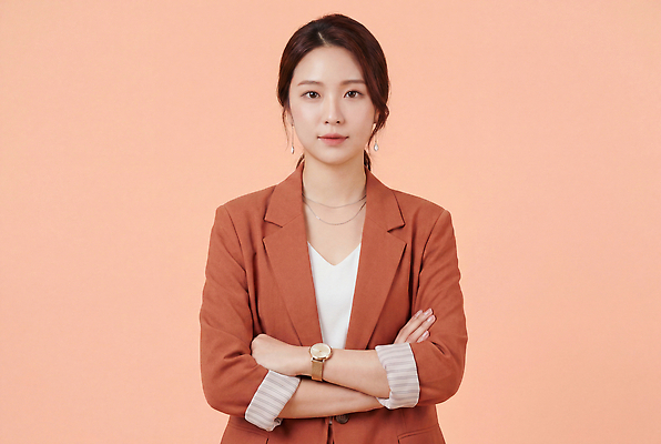 JPG 편집이미지 여자 회의 직장 표정 정장 성인 팔짱 사진촬영 비즈니스우먼 분위기 전문직 의료성형뷰티 코랄 편집실사 AI인물포토 AI콘텐츠 직업 옷 컬러 컨셉 회사 비즈니스 모션 사람 촬영 직장인 CG 파일형식 AI포토