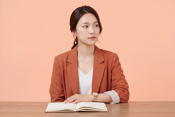 JPG 모델 편집이미지 응시 옷 여자 여유 표정 앉기 정장 성인 책 비즈니스우먼 전문직 의료성형뷰티 코랄 편집실사 AI인물포토 AI콘텐츠 직업 시선 감정 컬러 비즈니스 모션 사람 직장인 CG 파일형식 AI포토