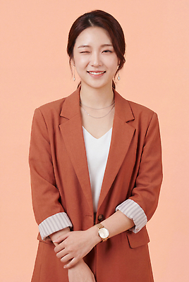 JPG 편집이미지 여자 패션 시계 포즈 목걸이 장신구 윙크 미소 웃음 정장 성인 재킷 비즈니스우먼 블라우스 의료성형뷰티 스타일 코랄 편집실사 AI인물포토 AI콘텐츠 옷 컬러 상의 비즈니스 표정 사람 외투 직장인 CG 파일형식 AI포토 직업