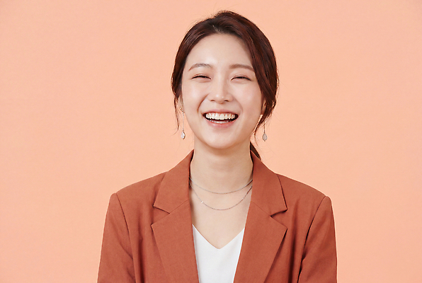 JPG 편집이미지 여자 포즈 실내 표정 웃음 사람 정장 성인 비즈니스우먼 분위기 즐거움 소통 의료성형뷰티 코랄 편집실사 AI인물포토 AI콘텐츠 옷 감정 컬러 컨셉 비즈니스 내부 직장인 CG 파일형식 AI포토 직업