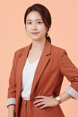 JPG 편집이미지 여자 패션 허리손 포즈 비즈니스 미소 사람 정장 성인 비즈니스우먼 자신감 전문 의료성형뷰티 스타일 코랄 편집실사 AI인물포토 AI콘텐츠 옷 감정 컬러 표정 직장인 CG 파일형식 AI포토 직업