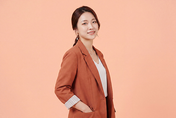 JPG 편집이미지 옷 여자 포즈 직장 서기 미소 사람 정장 성인 캐주얼 촬영 비즈니스우먼 주머니손 심플 의료성형뷰티 코랄 편집실사 AI인물포토 AI콘텐츠 컬러 회사 비즈니스 모션 표정 직장인 CG 파일형식 AI포토 직업