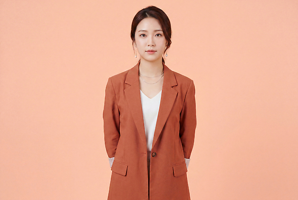 JPG 편집이미지 여자 포즈 사람 정장 상반신 성인 비즈니스우먼 뒷짐 의료성형뷰티 코랄 편집실사 AI인물포토 AI콘텐츠 옷 컬러 비즈니스 모션 직장인 CG 파일형식 AI포토 직업