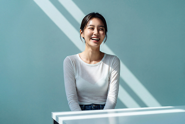 JPG 편집이미지 여자 행복 탁자 표정 그림자 웃음 일상 빛 청춘 방 자유 흰옷 순간 의료성형뷰티 편집실사 AI인물포토 AI콘텐츠 옷 감정 가구 컨셉 사람 라이프 CG 파일형식 AI포토 생활용품 생활 오브젝트