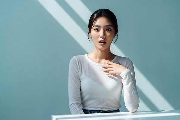 JPG 편집이미지 손 여자 감정 조명 표정 앉기 놀람 공간 흐름 순간 의료성형뷰티 편집실사 AI인물포토 AI콘텐츠 컨셉 모션 사람 신체부위 CG 파일형식 AI포토