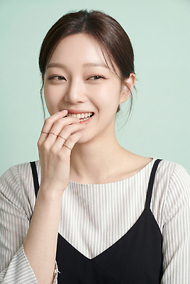 JPG 편집이미지 손 원피스 여자 포즈 셔츠 표정 미소 웃음 머리카락 입 피부 격자 민트색 의료성형뷰티 스타일 편집실사 AI인물포토 AI콘텐츠 옷 컬러 상의 무늬 사람 신체부위 머리 CG 파일형식 AI포토