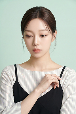 JPG 모델 편집이미지 헤어스타일 원피스 여자 얼굴 포즈 생각 표정 치마 머리 줄무늬 집중 심플 의료성형뷰티 편집실사 AI인물포토 AI콘텐츠 옷 컨셉 무늬 하의 사람 신체부위 CG 파일형식 AI포토