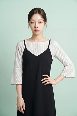 JPG 모델 편집이미지 옷 여자 패션 포즈 사람 앞모습 사진촬영 허리 의료성형뷰티 스타일 초록배경 편집실사 AI인물포토 AI콘텐츠 뷰포인트 백그라운드 신체부위 초록색 촬영 CG 파일형식 AI포토 컬러