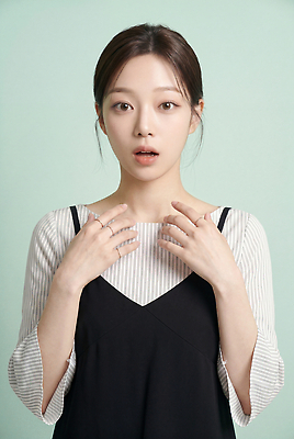 JPG 모델 편집이미지 손 옷 여자 패션 감정 표정 일상 촬영 놀람 목 의료성형뷰티 스타일 편집실사 AI인물포토 AI콘텐츠 사람 라이프 신체부위 CG 파일형식 AI포토 생활