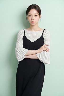 JPG 편집이미지 시선 옷 여자 패션 포즈 머리 카메라 팔짱 이미지 길이 민트색 의료성형뷰티 스타일 편집실사 AI인물포토 AI콘텐츠 컬러 모션 사람 신체부위 전자제품 CG 파일형식 AI포토