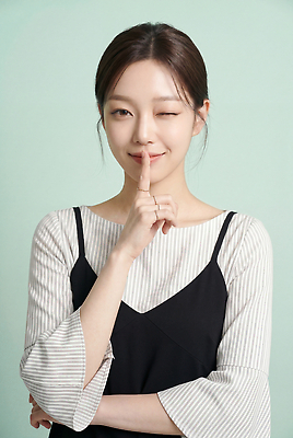 JPG 편집이미지 옷 여자 포즈 손가락 거리 표정 윙크 미소 촬영 비밀 의료성형뷰티 스타일 편집실사 AI인물포토 AI콘텐츠 손 컨셉 사람 CG 파일형식 AI포토 신체부위