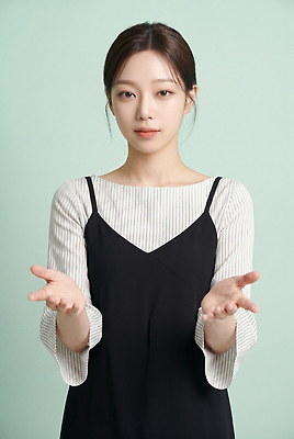 JPG 편집이미지 손 옷 여자 얼굴 포즈 사람 손짓 공간 앞으로 의료성형뷰티 편집실사 AI인물포토 AI콘텐츠 모션 신체부위 CG 파일형식 AI포토