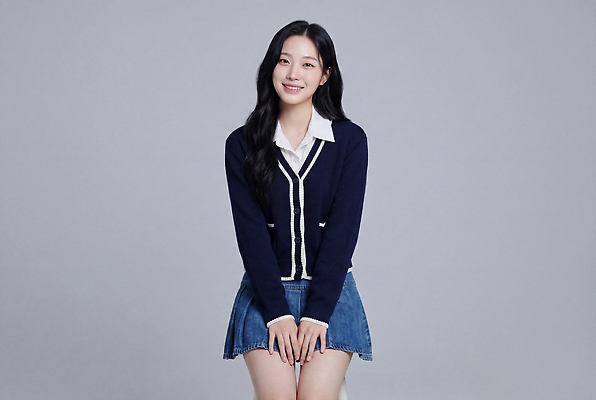 JPG 모델 편집이미지 옷 여자 패션 포즈 스튜디오 웃음 앞모습 촬영 재킷 청치마 의료성형뷰티 스타일 편집실사 AI인물포토 AI콘텐츠 뷰포인트 표정 사람 치마 외투 CG 파일형식 AI포토 상의 하의