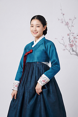 JPG 편집이미지 전통 옷 여자 패션 문화 한국 미소 촬영 한복 매화 뷰티풀 의료성형뷰티 스타일 편집실사 AI인물포토 AI콘텐츠 한국전통 꽃 아시아 표정 사람 전통의상 CG 파일형식 AI포토 식물 나라
