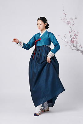 JPG 편집이미지 전통 옷 여자 문화 한국 손짓 춤 한복 매화 의료성형뷰티 편집실사 AI인물포토 AI콘텐츠 한국전통 꽃 아시아 모션 문화예술 사람 전통의상 CG 파일형식 AI포토 식물 나라