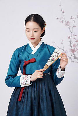 JPG 나무 편집이미지 전통 헤어스타일 디자인 옷 여자 꽃 문화 한국 미소 부채 한복 매화 뷰티풀 의료성형뷰티 편집실사 AI인물포토 AI콘텐츠 식물 한국전통 아시아 표정 사람 전통의상 CG 파일형식 AI포토 나라