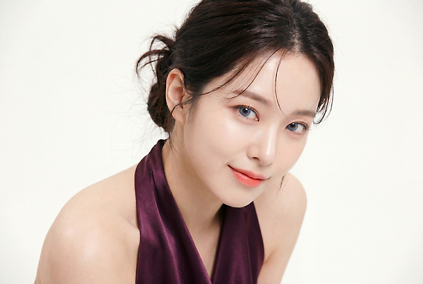 JPG 모델 편집이미지 옷 얼굴 포즈 스튜디오 미소 보라색 촬영 의료성형뷰티 스타일 편집실사 AI인물포토 AI콘텐츠 컬러 표정 신체부위 CG 파일형식 AI포토 사람