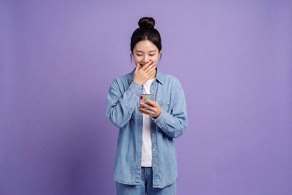 JPG 편집이미지 여자 행복 셔츠 미소 웃음 스마트폰 보라색 청바지 가림 입 의료성형뷰티 편집실사 AI인물포토 AI콘텐츠 감정 컬러 상의 바지 모션 표정 사람 신체부위 핸드폰 스마트기기 CG 파일형식 AI포토 옷 하의 전자제품