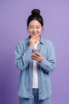 JPG 편집이미지 옷 셔츠 미소 웃음 사람 핸드폰 보라색 청바지 즐거움 확인 소통 의료성형뷰티 편집실사 AI인물포토 AI콘텐츠 감정 컬러 컨셉 상의 바지 표정 전자제품 CG 파일형식 AI포토 하의
