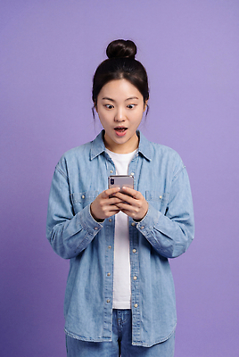 JPG 편집이미지 표정 일상 친구 스마트폰 놀람 소통 보라색배경 편집실사 AI인물포토 AI콘텐츠 감정 백그라운드 컨셉 관계 라이프 핸드폰 스마트기기 보라색 CG 파일형식 AI포토 컬러 생활 전자제품