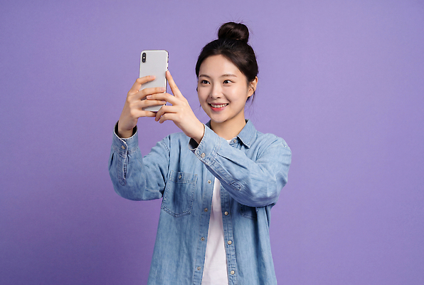 JPG 편집이미지 옷 여자 미소 일상 핸드폰 보라색 셀프카메라 화사함 소통 찍기 의료성형뷰티 편집실사 AI인물포토 AI콘텐츠 컬러 컨셉 모션 표정 사람 라이프 전자제품 사진촬영 CG 파일형식 AI포토 생활 촬영