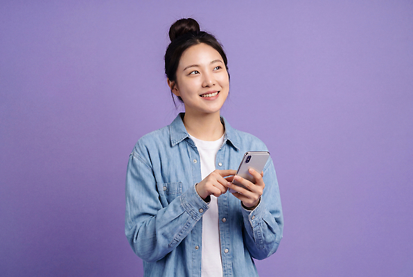 JPG 편집이미지 여자 행복 티셔츠 웃음 일상 스마트폰 보라색 청바지 의료성형뷰티 편집실사 AI인물포토 AI콘텐츠 감정 컬러 셔츠 바지 표정 사람 라이프 핸드폰 스마트기기 CG 파일형식 AI포토 상의 하의 생활 전자제품 옷