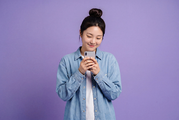 JPG 편집이미지 여자 감정 셔츠 미소 친구 핸드폰 보라색 정보 약속 소통 의료성형뷰티 편집실사 AI인물포토 AI콘텐츠 컬러 컨셉 상의 관계 표정 사람 전자제품 CG 파일형식 AI포토 옷