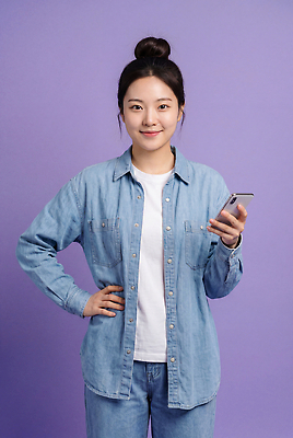 JPG 편집이미지 긴머리 여자 감정 포즈 티셔츠 웃음 사람 일상 스마트폰 사진촬영 청바지 허리 보라색배경 의료성형뷰티 편집실사 AI인물포토 AI콘텐츠 헤어스타일 백그라운드 셔츠 바지 표정 라이프 신체부위 핸드폰 스마트기기 보라색 촬영 CG 파일형식 AI포토 컬러 상의 하의 생활 전자제품 옷