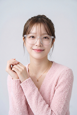 JPG 모델 편집이미지 손 옷 여자 안경 포즈 표정 미소 촬영 밝은색 뷰티풀 의료성형뷰티 편집실사 AI인물포토 AI콘텐츠 잡화 사람 신체부위 CG 파일형식 AI포토