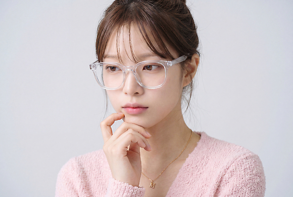 JPG 편집이미지 손 옷 여자 패션 안경 분홍색 포즈 생각 실내 집중 턱 의료성형뷰티 스타일 편집실사 AI인물포토 AI콘텐츠 잡화 컬러 컨셉 사람 내부 신체부위 CG 파일형식 AI포토