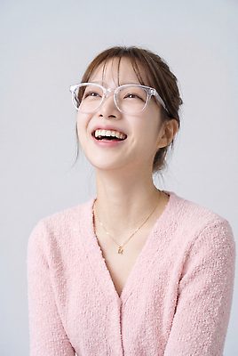 JPG 편집이미지 옷 여자 행복 안경 분홍색 실내 미소 웃음 깨끗함 의료성형뷰티 편집실사 AI인물포토 AI콘텐츠 잡화 감정 컬러 컨셉 표정 사람 내부 CG 파일형식 AI포토